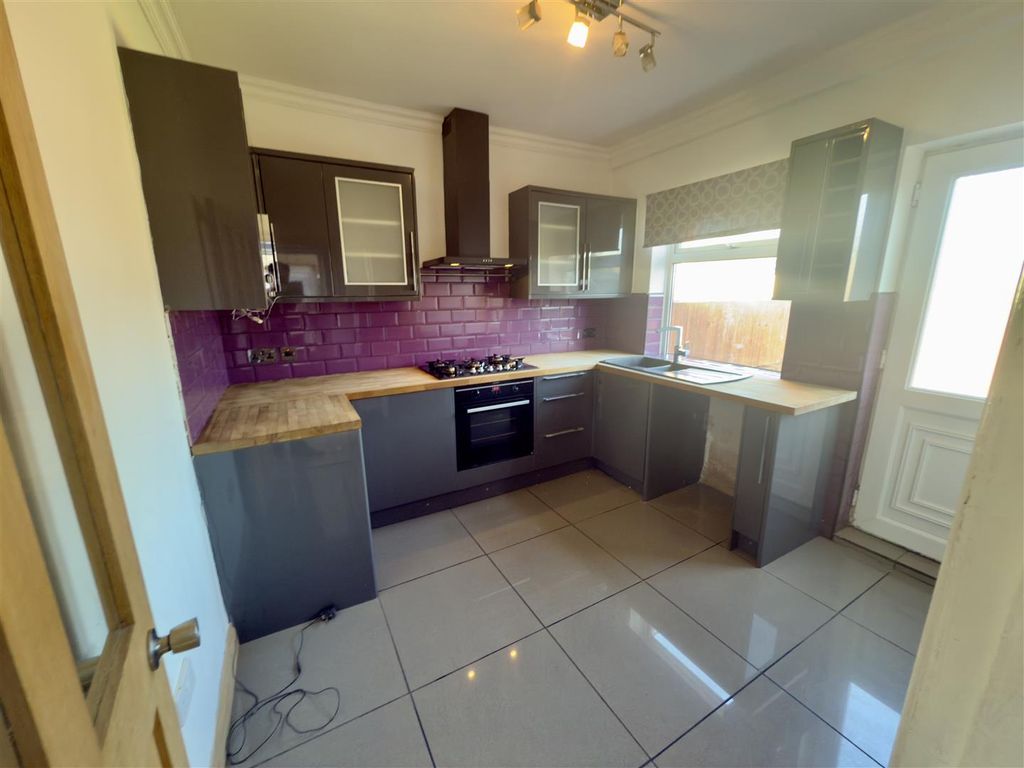 Property photo 3 of 8 Kitchen