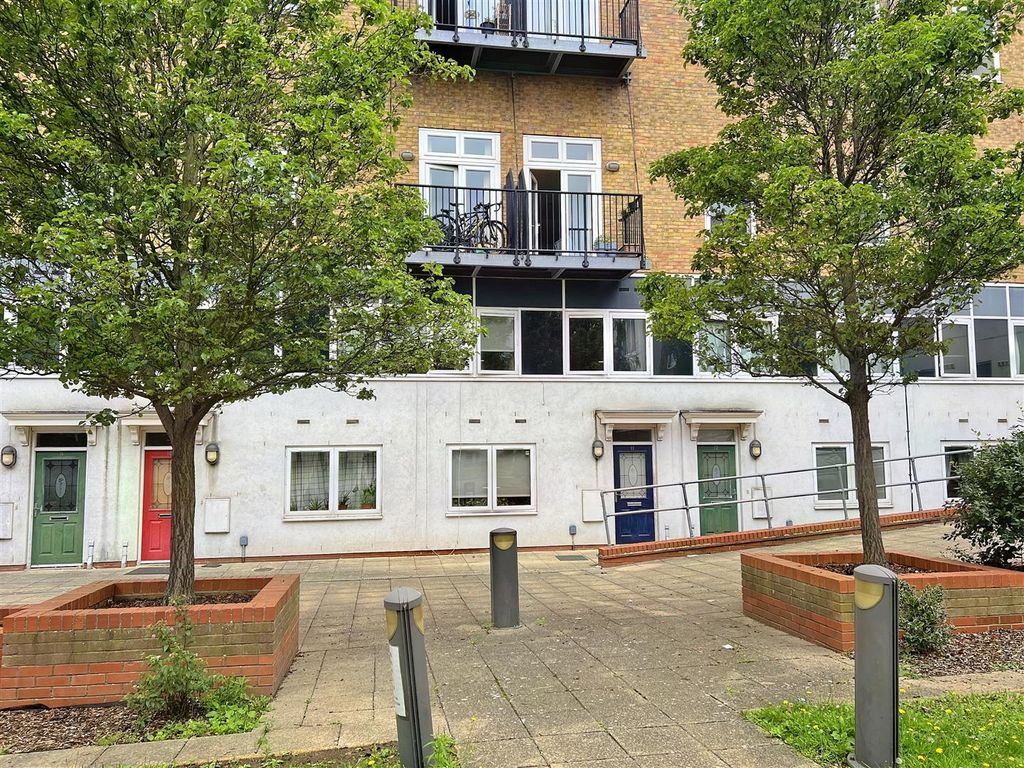 Property photo 1 of 10 Exterior: