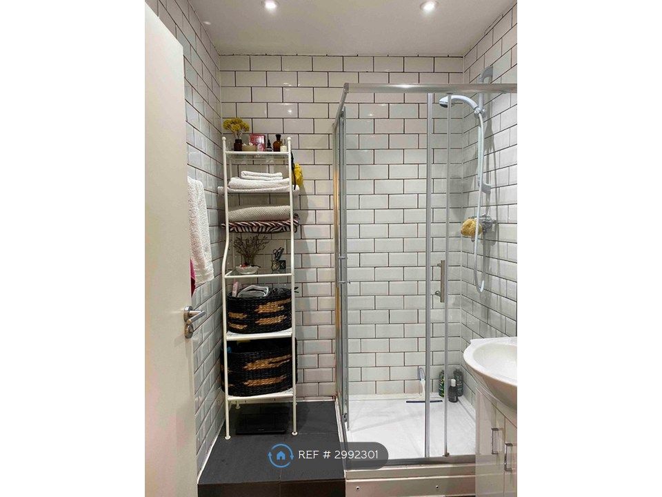 Property photo 1 of 12 Shower And Shelves