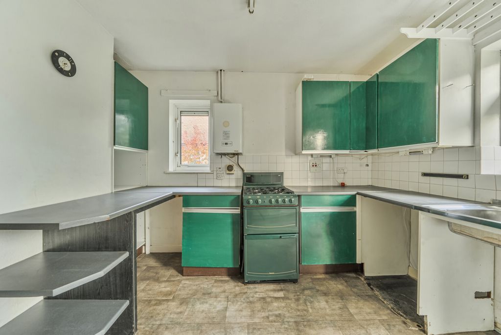 Property photo 3 of 10 Kitchen