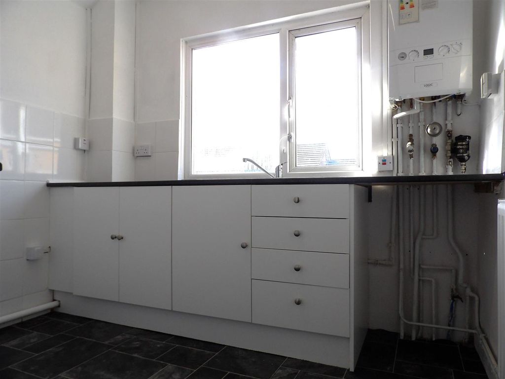 Property photo 2 of 7 Kitchen