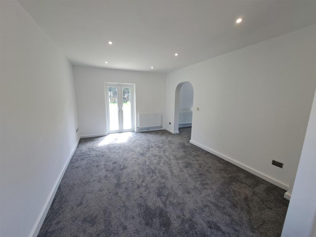 Property photo 2 of 18 Lounge