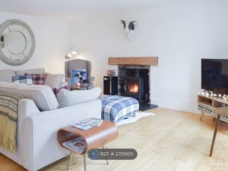 Property photo 3 of 17 Lounge 3