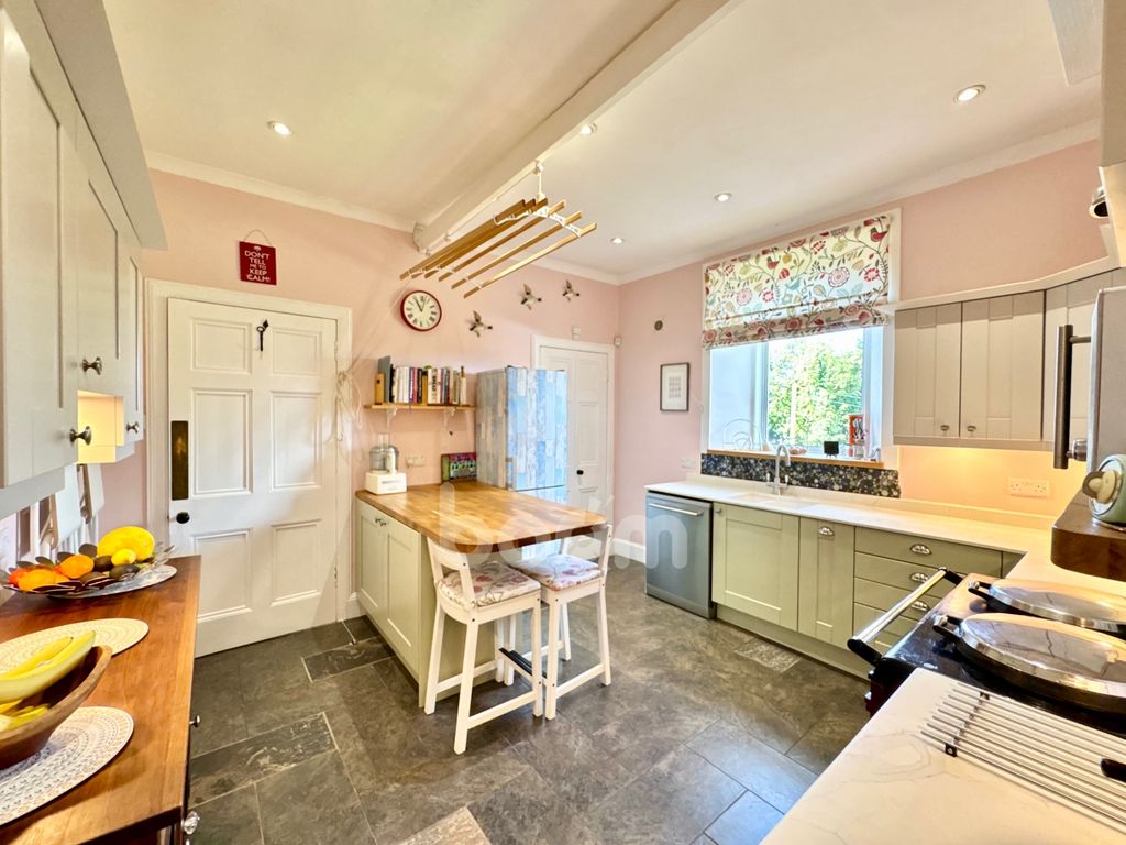 Property photo 3 of 35 Dalry Road, Beith Kitchen Pic