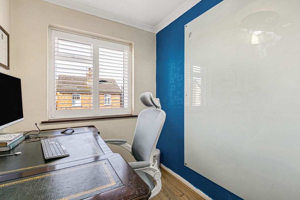 Property photo 3 of 17 Study/Bedroom