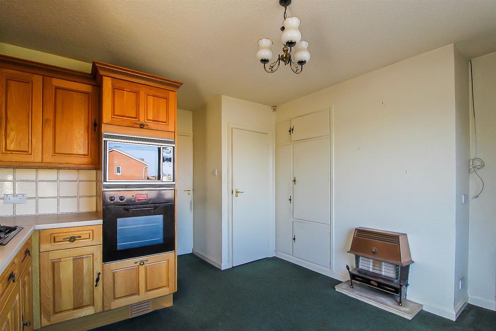 Property photo 3 of 8 Kitchen