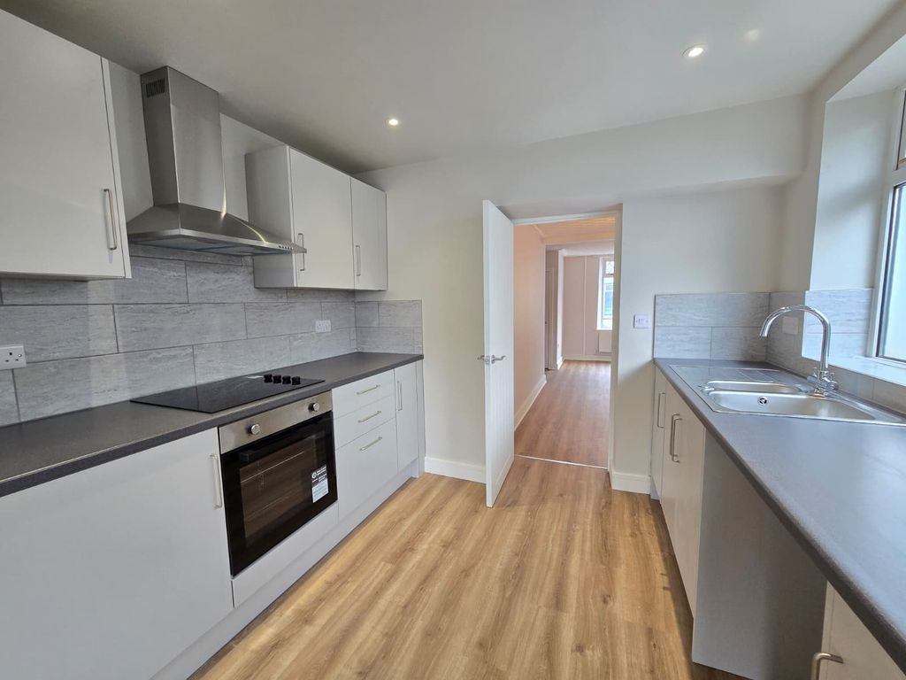 Property photo 2 of 14 Kitchen (2)