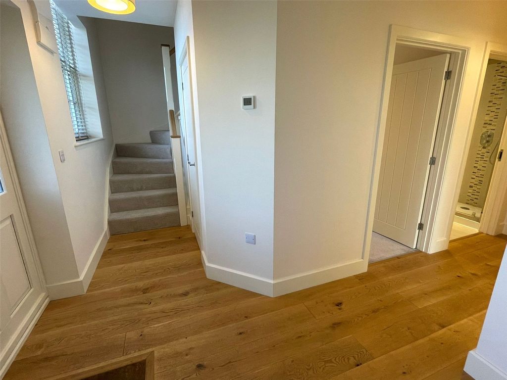 Property photo 2 of 10 Hallway