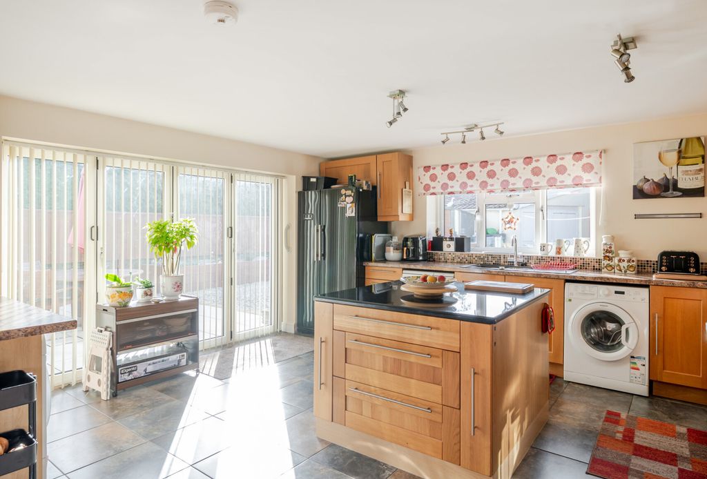 Property photo 2 of 22 Kitchen/Breakfast