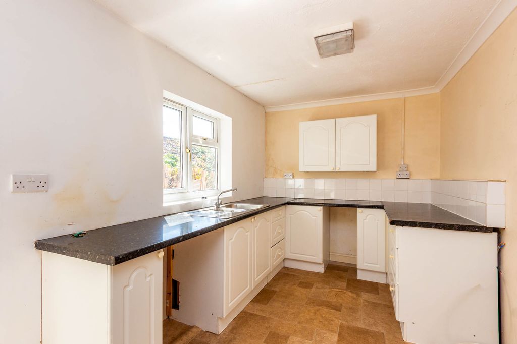 Property photo 3 of 10 Kitchen