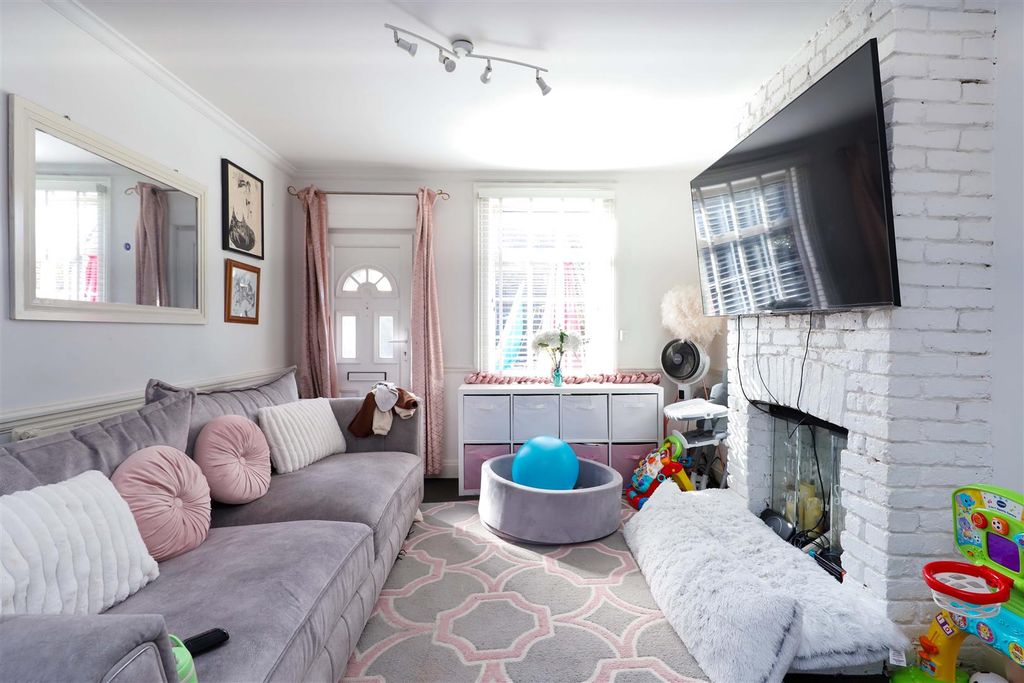 Property photo 3 of 11 Living Room