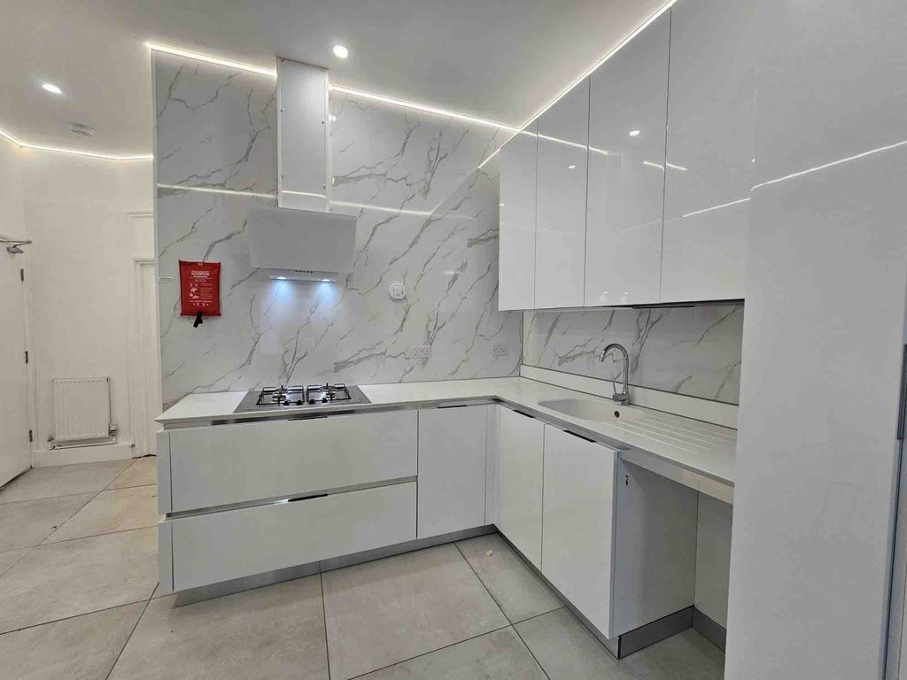 Property photo 1 of 16 30A Mansfield Road/Council