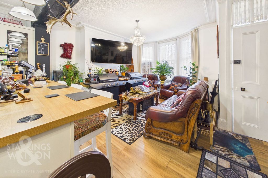 Property photo 2 of 23