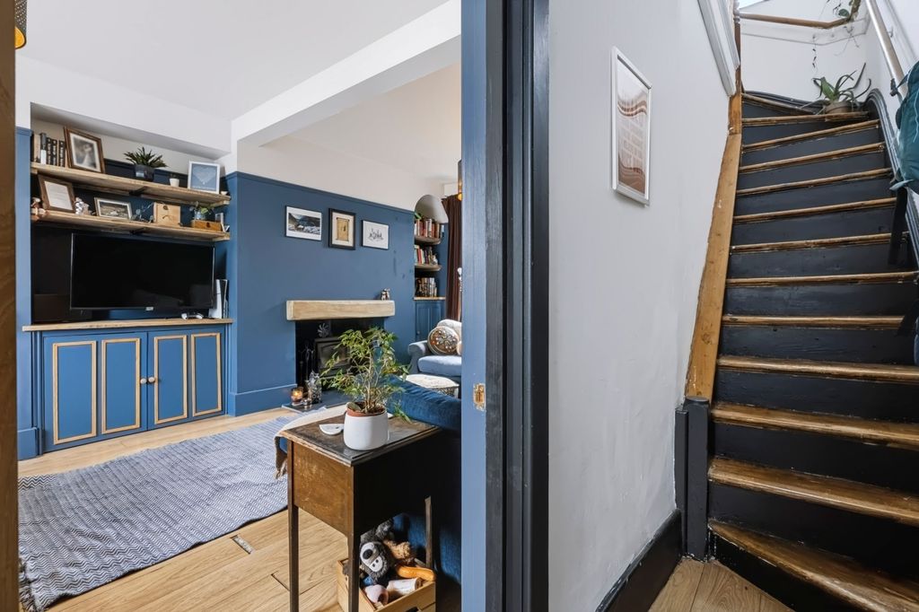 Property photo 2 of 32