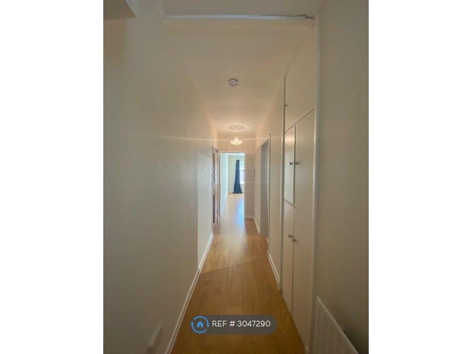 Property photo 2 of 8 Entrance Hall