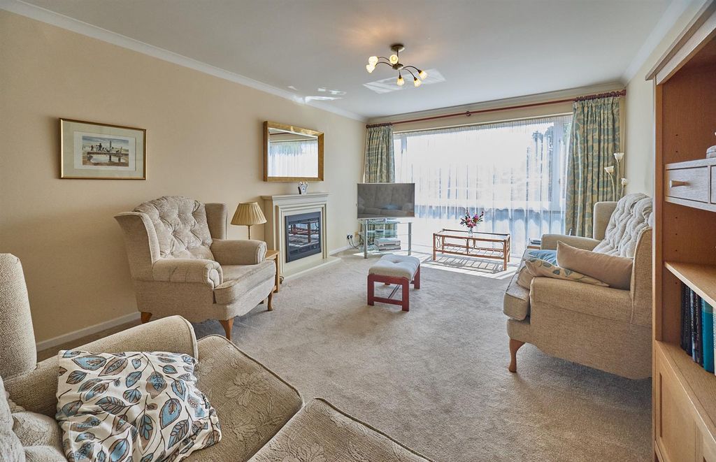 Property photo 2 of 14 Front Lounge