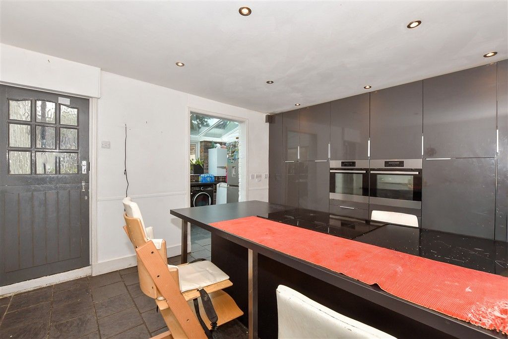 Property photo 3 of 10 Kitchen