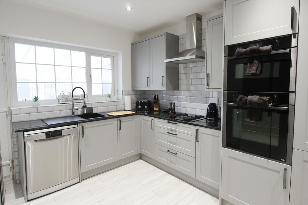 Property photo 2 of 26