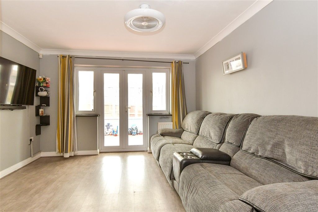 Property photo 3 of 15 Lounge