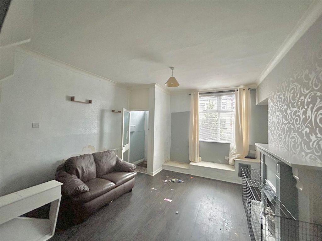 Property photo 2 of 8 Lounge.Jpg