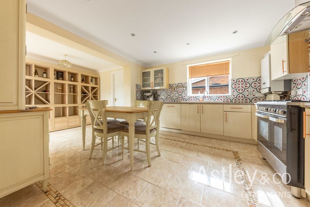 Property photo 3 of 22 Kitchen