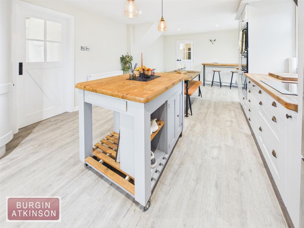 Property photo 3 of 33 Cam01619G0-Pr0186-Still024.Jpg