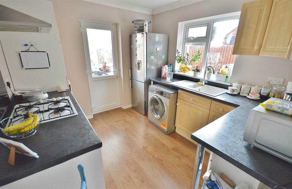 Property photo 3 of 9 Kitchen