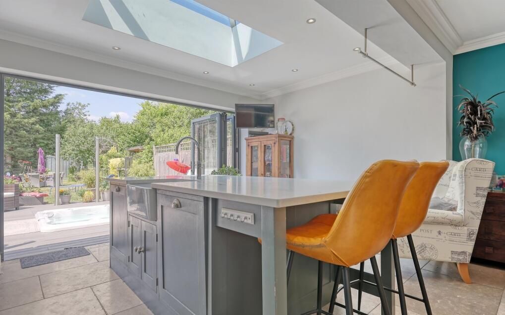 Property photo 2 of 25 Kitchen