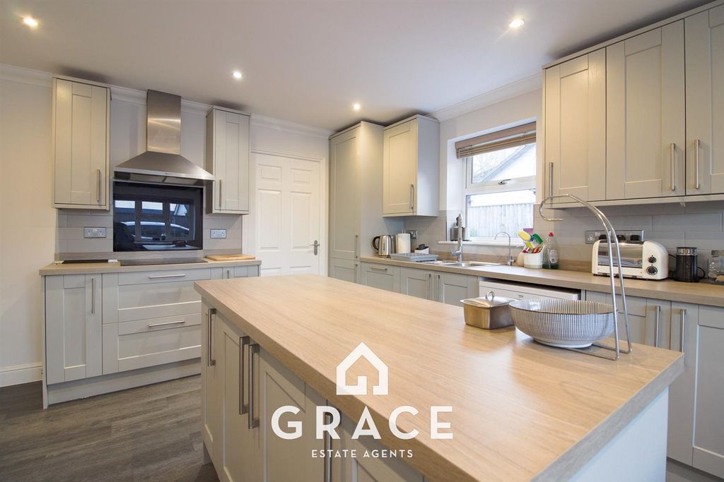 Property photo 3 of 23 Kitchen/Diner