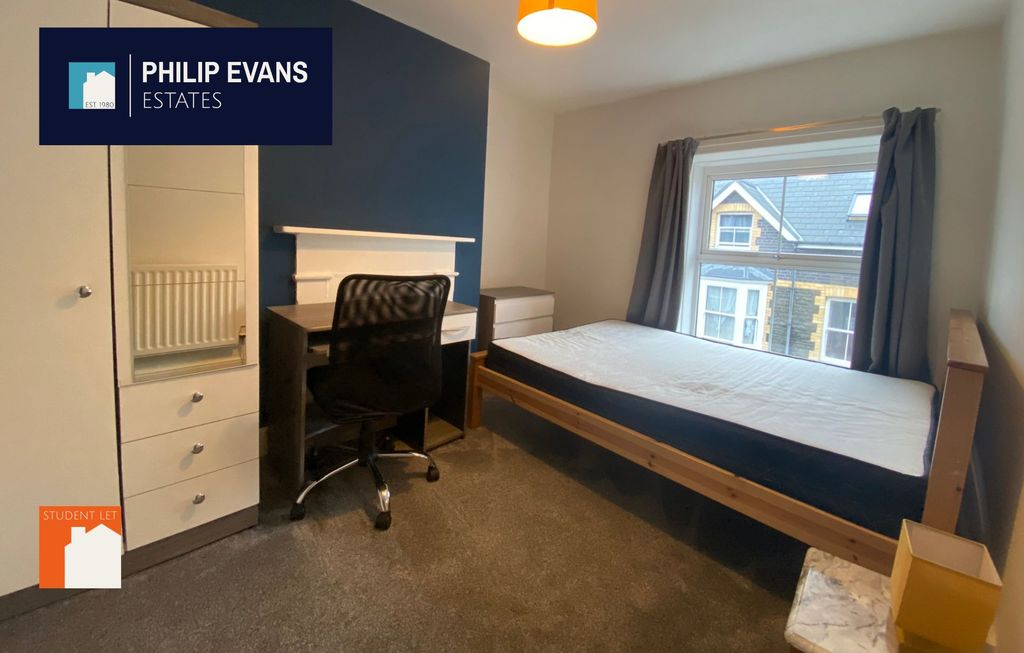 Property photo 1 of 14 Room 5