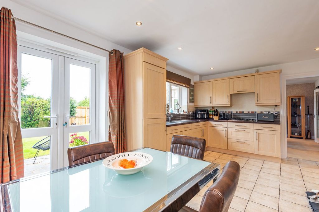 Property photo 3 of 31 Dining Kitchen