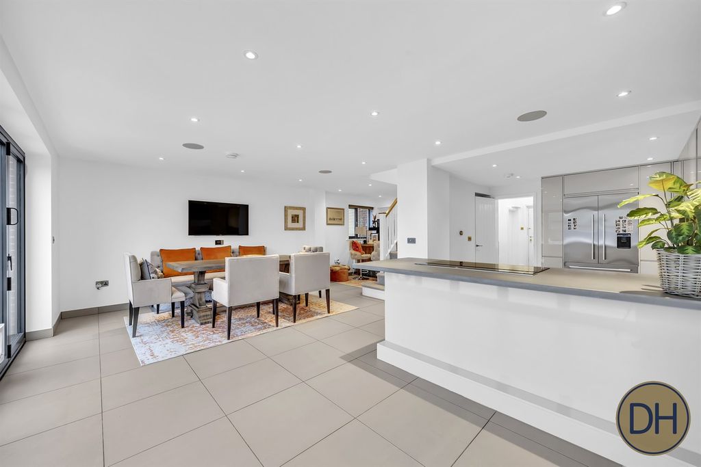 Property photo 3 of 29 High Street Wm