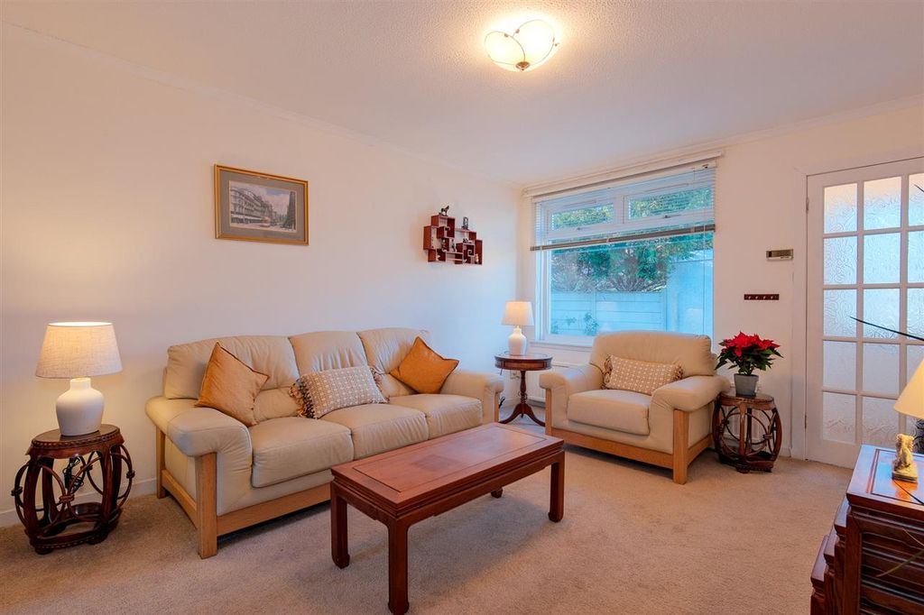 Property photo 2 of 17 Lounge