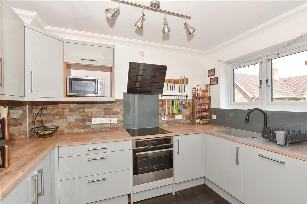 Property photo 3 of 10 Kitchen