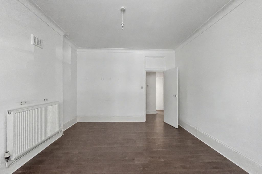 Property photo 3 of 7 84B Cathnor Road, Shepherds Bush, London W12 9Ja