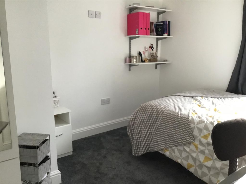 Property photo 2 of 15 41 Broad St New Bed 3.Jpg