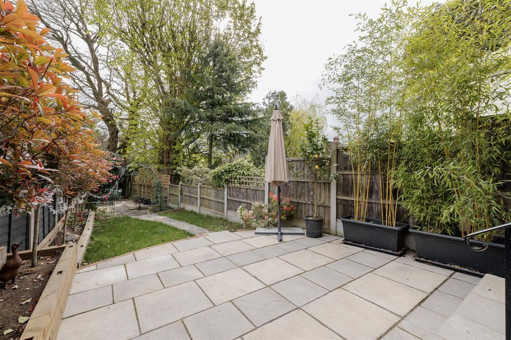 Property photo 3 of 36 St. Johns Court, Ig9