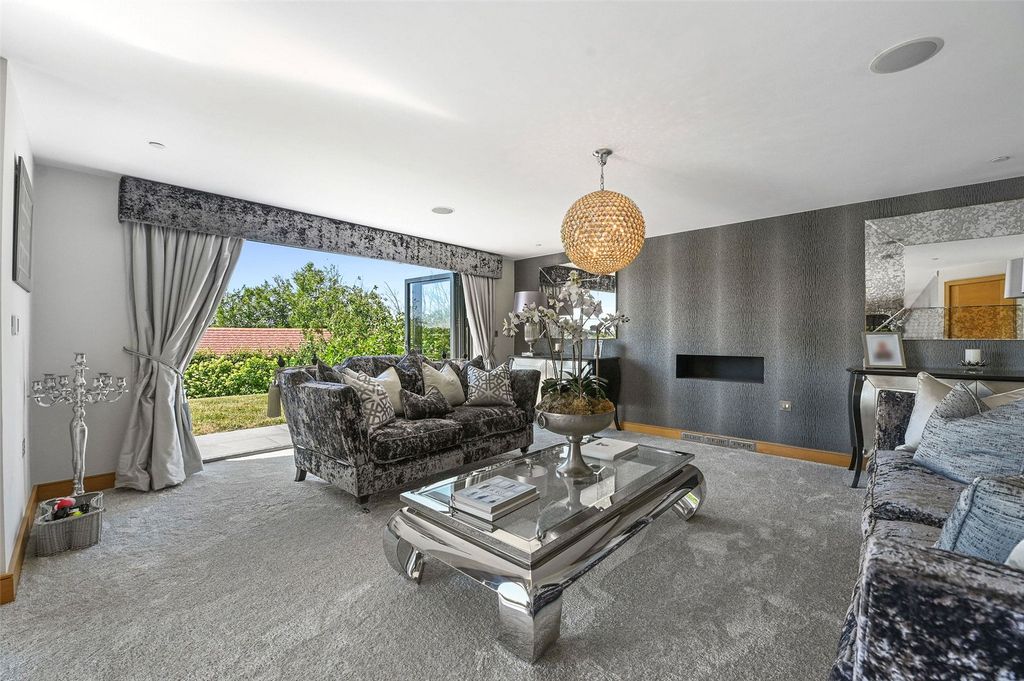 Property photo 3 of 22 Sitting Room