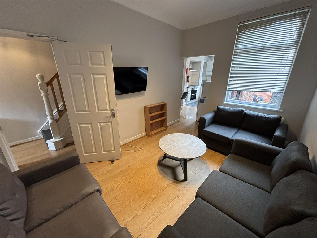 Property photo 3 of 24 Lounge