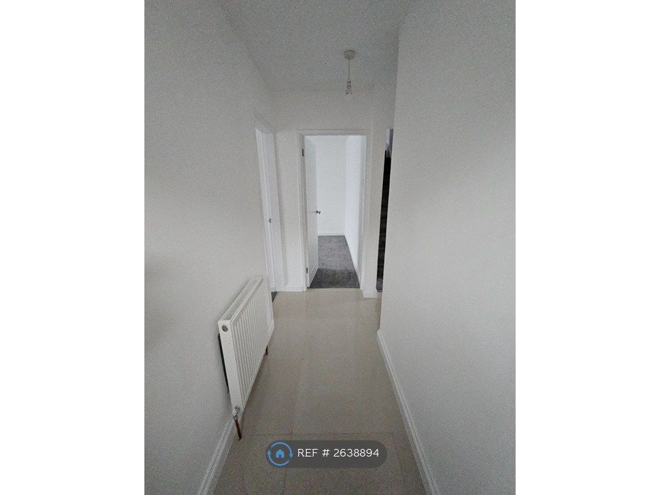 Property photo 2 of 11 Hallway
