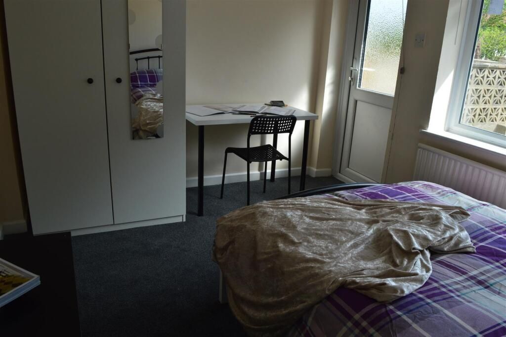 Property photo 2 of 10 Cozy Double Bedroom Featuring Ample Natural Light ...