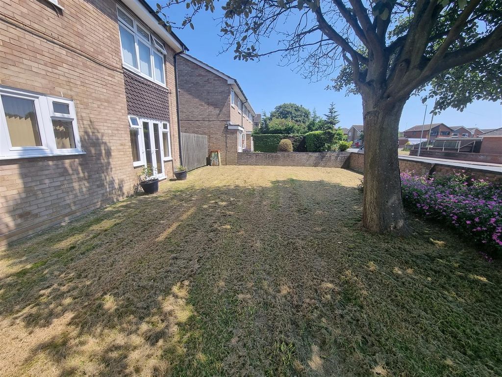 Property photo 2 of 8 Communal Garden
