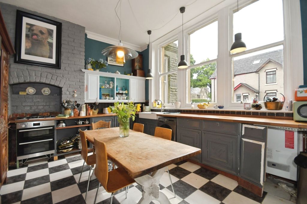 Property photo 3 of 20 Kitchen