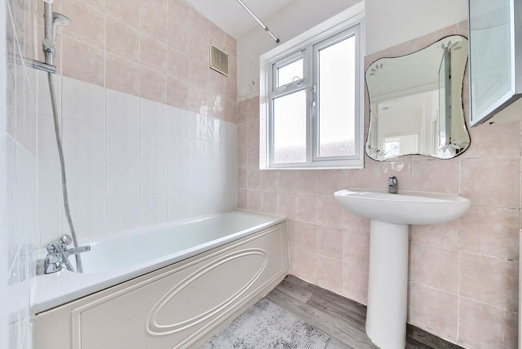 Property photo 3 of 10 Bathroom