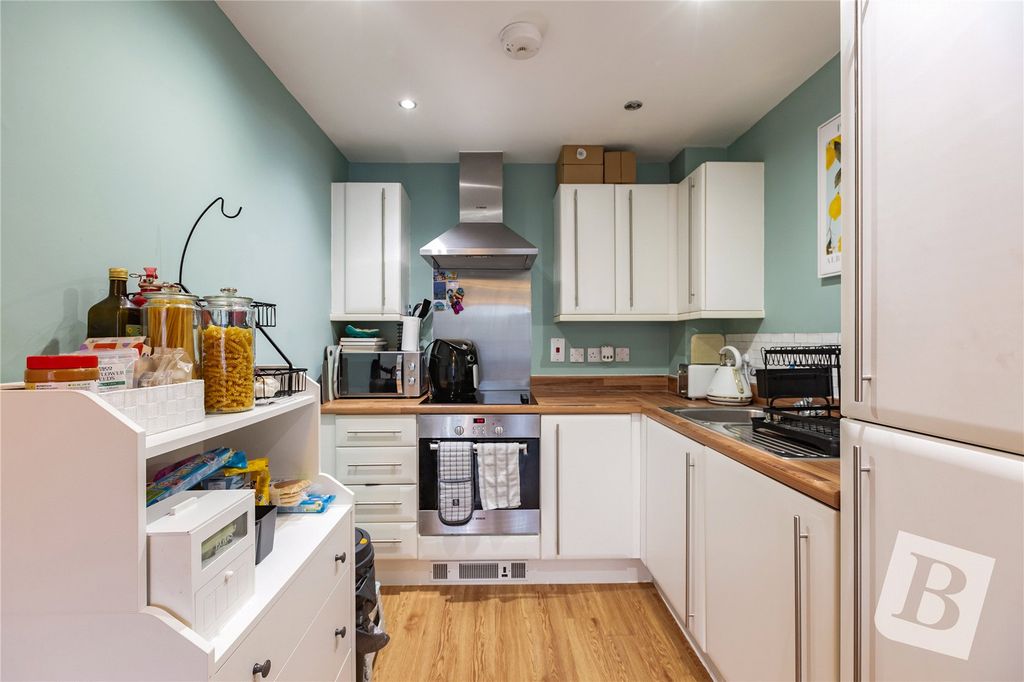 Property photo 2 of 11 Kitchen