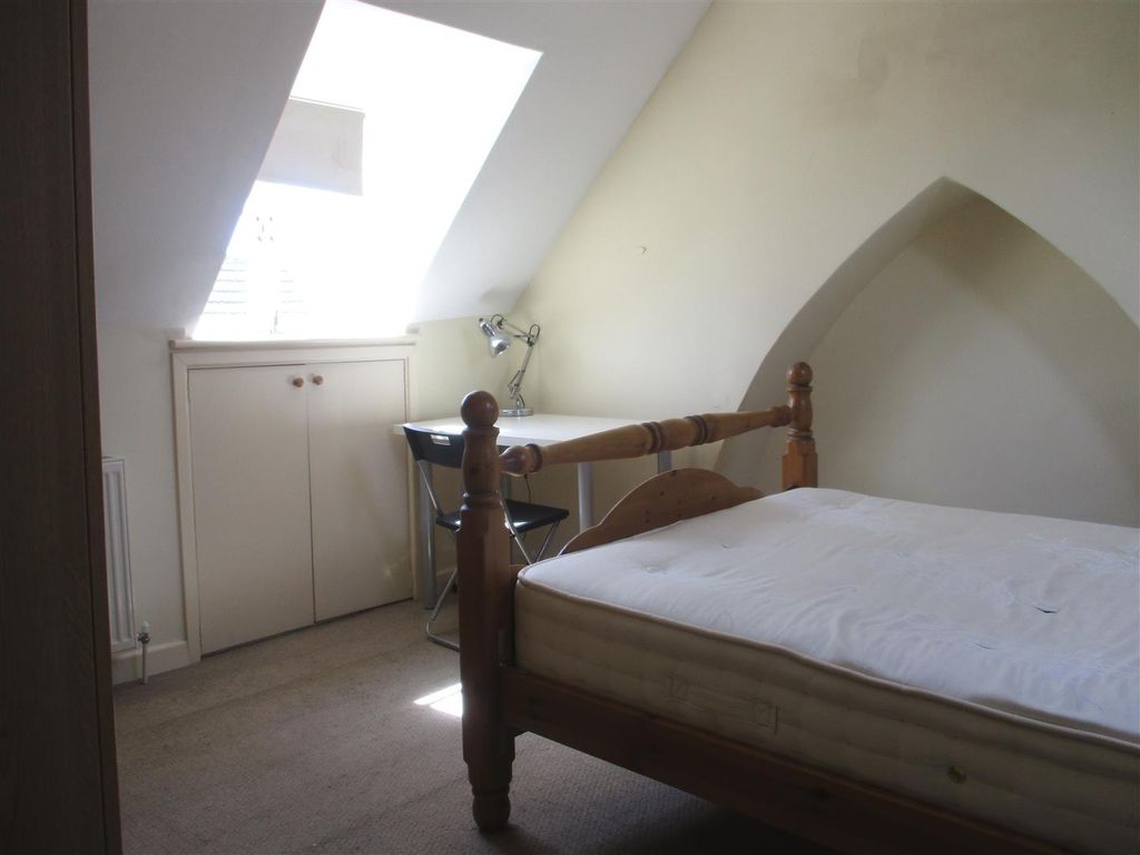 Property photo 2 of 10 Bright Bedroom With Desk And Unique Alcove...