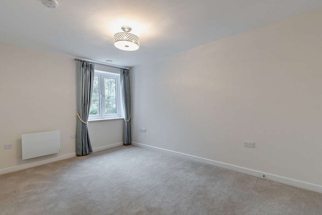 Property photo 2 of 10 Bedroom