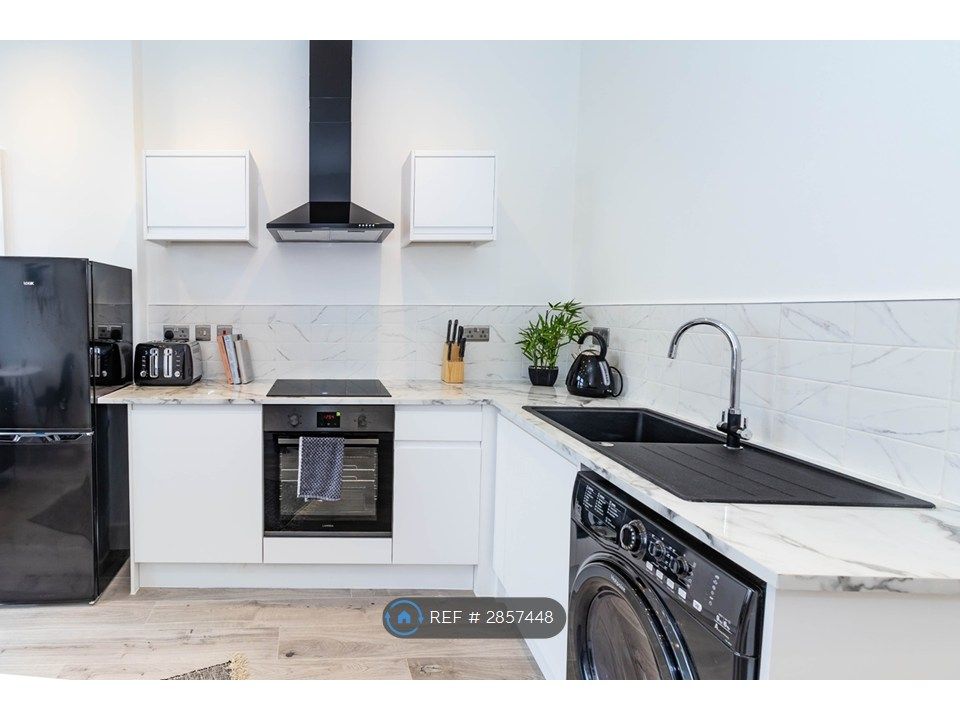 Property photo 2 of 10 Kitchen / Living Area