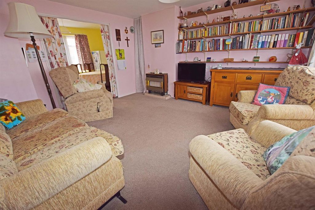 Property photo 2 of 13 Lounge