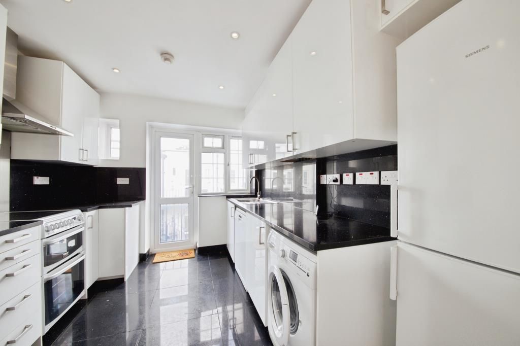 Property photo 3 of 18 Kitchen